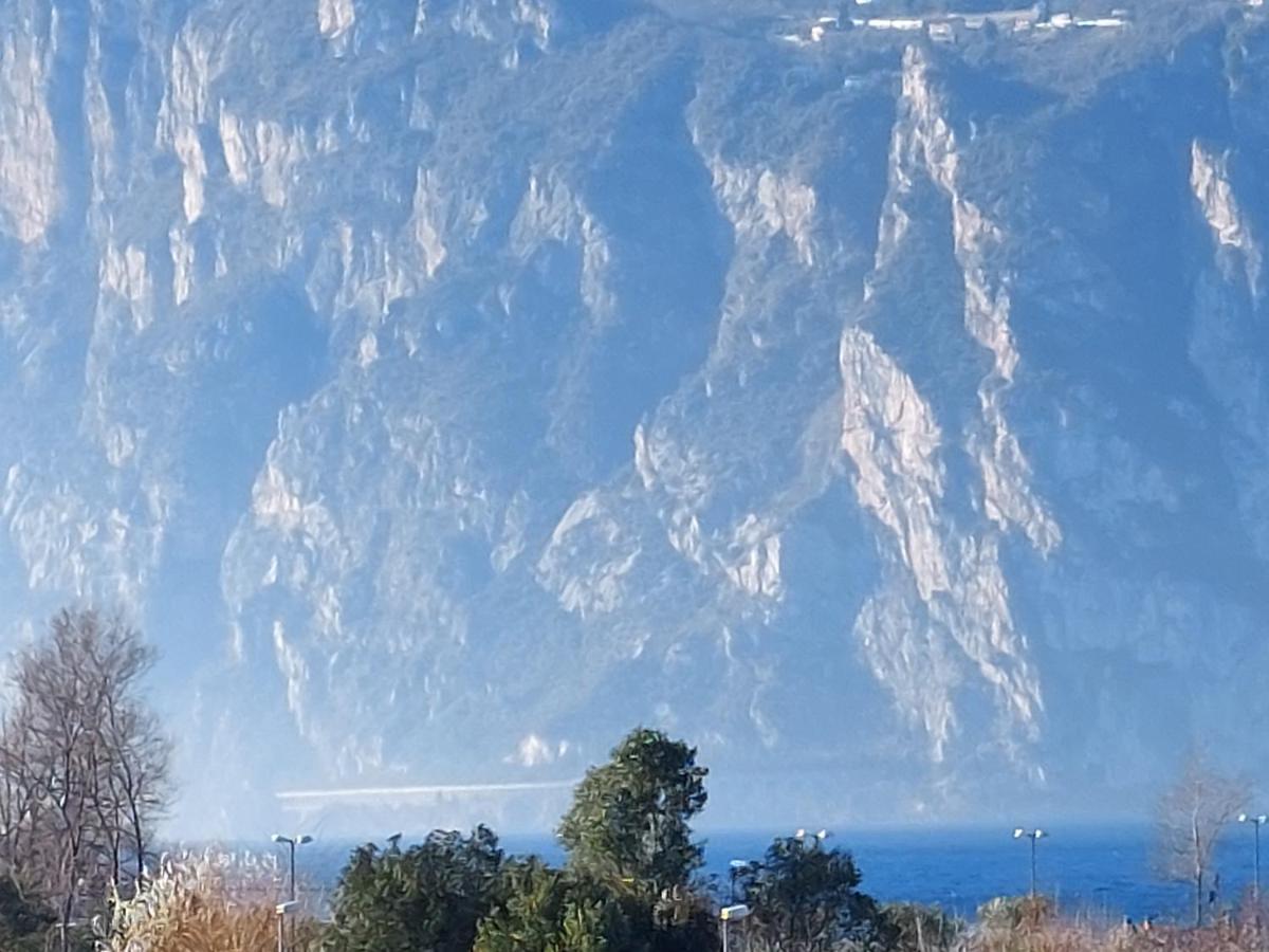 La Bougainville - Luxury Apartment Torbole Sul Garda Dış mekan fotoğraf